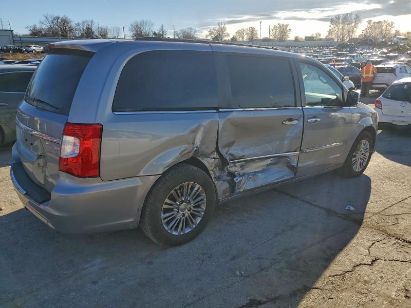 Photo 3 from auction – 2014 CHRYSLER TOWN & COU with VIN 2C4RC1CG7ER108092
