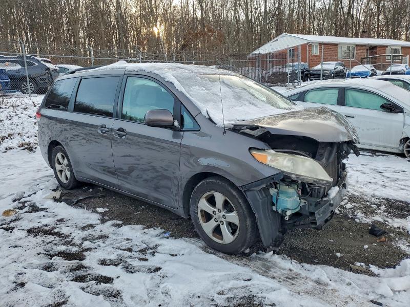 Photo 4 from auction – 2013 TOYOTA SIENNA LE with VIN 5TDKK3DC7DS327149