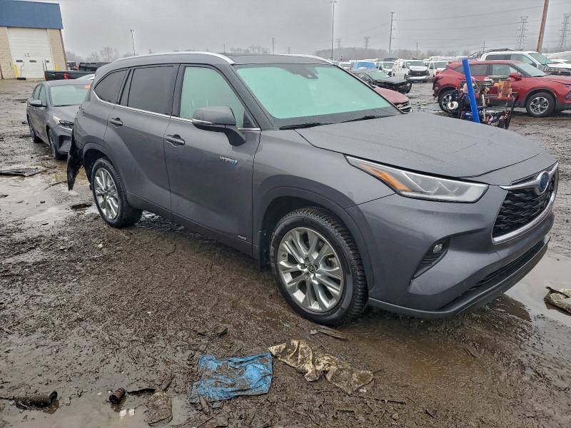 Photo 4 from auction – 2021 TOYOTA HIGHLANDER with VIN 5TDXBRCH7MS520729
