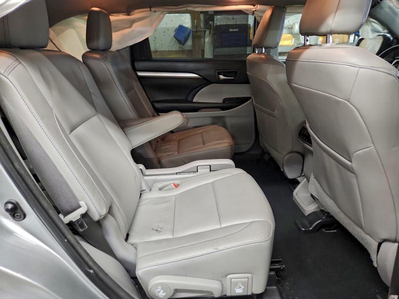 Photo 11 from auction – 2018 TOYOTA HIGHLANDER with VIN 5TDJZRFH5JS827339
