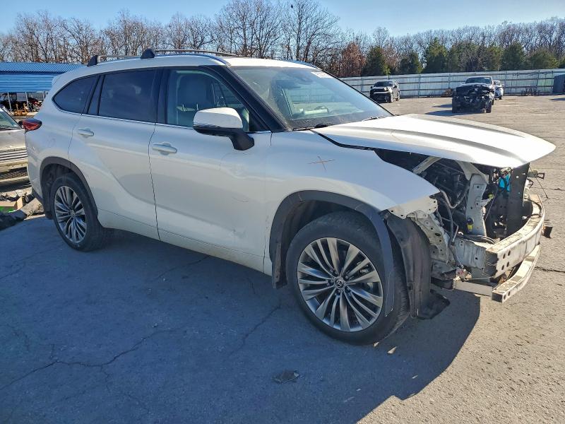 Photo 4 from auction – 2021 TOYOTA HIGHLANDER with VIN 5TDFZRBH6MS080401
