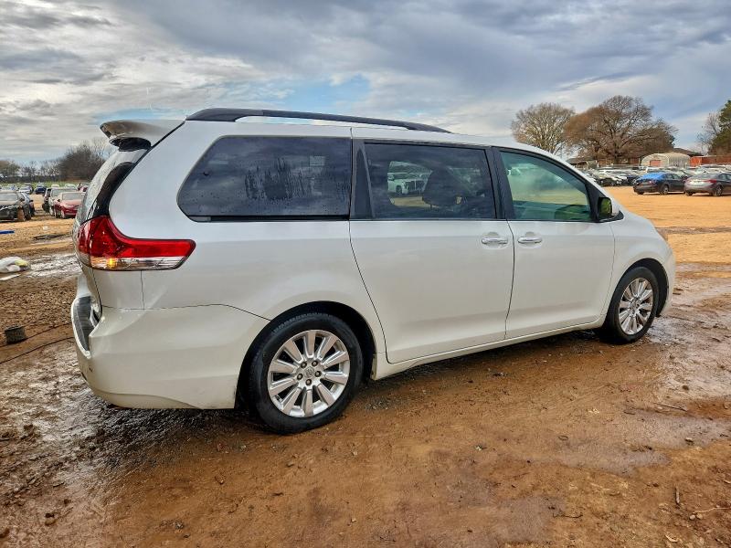Photo 3 from auction – 2011 TOYOTA SIENNA XLE with VIN 5TDYK3DC1BS090634