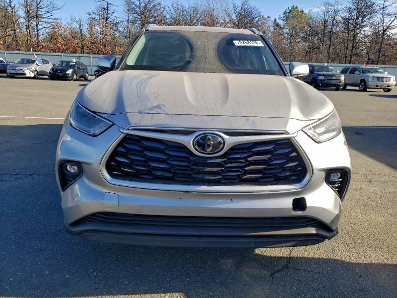 Photo 5 from auction – 2021 TOYOTA HIGHLANDER XLE with VIN 5TDHZRBH7MS070324