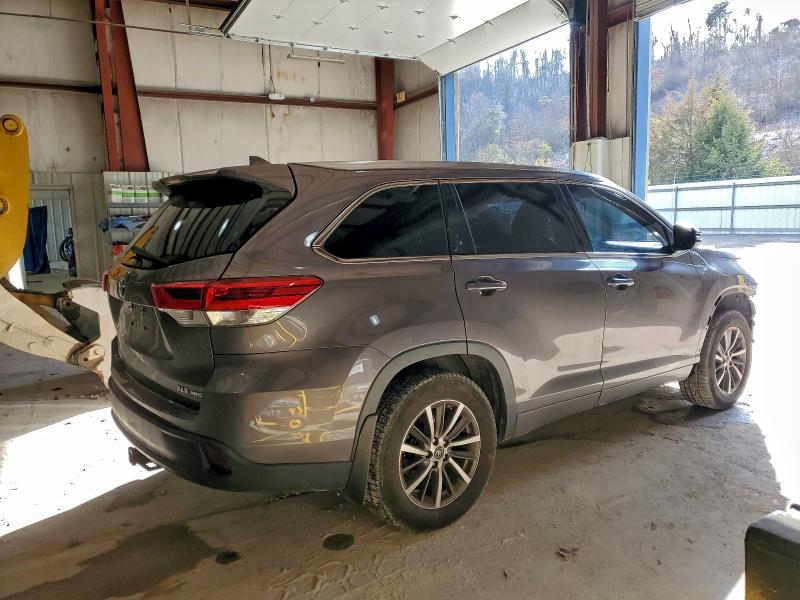 Photo 3 from auction – 2018 TOYOTA HIGHLANDER with VIN 5TDJZRFHXJS525688