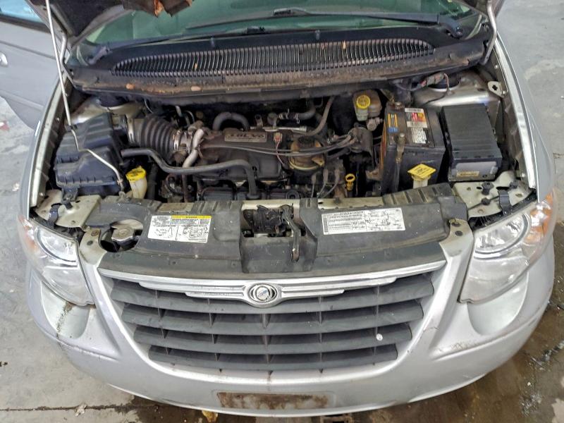 Photo 12 from auction – 2005 CHRYSLER TOWN & COU with VIN 2C4GP54L15R474161