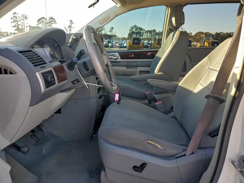 Photo 7 from auction – 2010 CHRYSLER TOWN & COU with VIN 2A4RR5D14AR305595