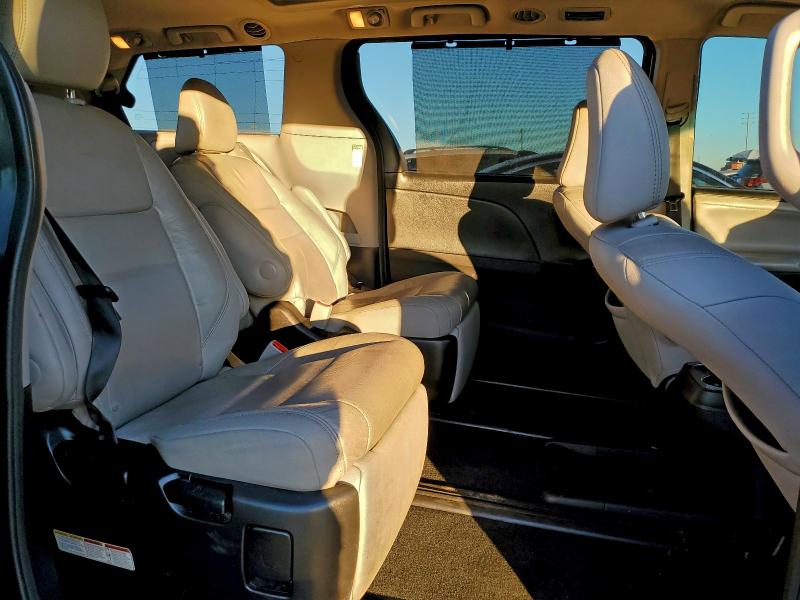 Photo 11 from auction – 2017 TOYOTA SIENNA XLE with VIN 5TDYZ3DC6HS828593