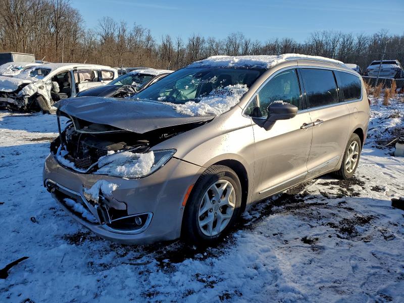 CHRYSLER PACIFICA 2017 with VIN 2C4RC1EG5HR616451 - Photo from auction