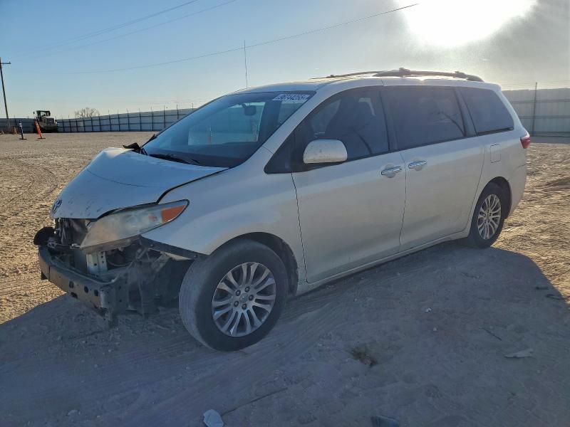 TOYOTA SIENNA 2017 с VIN 5TDYZ3DC3HS816725 - Фото с аукциона