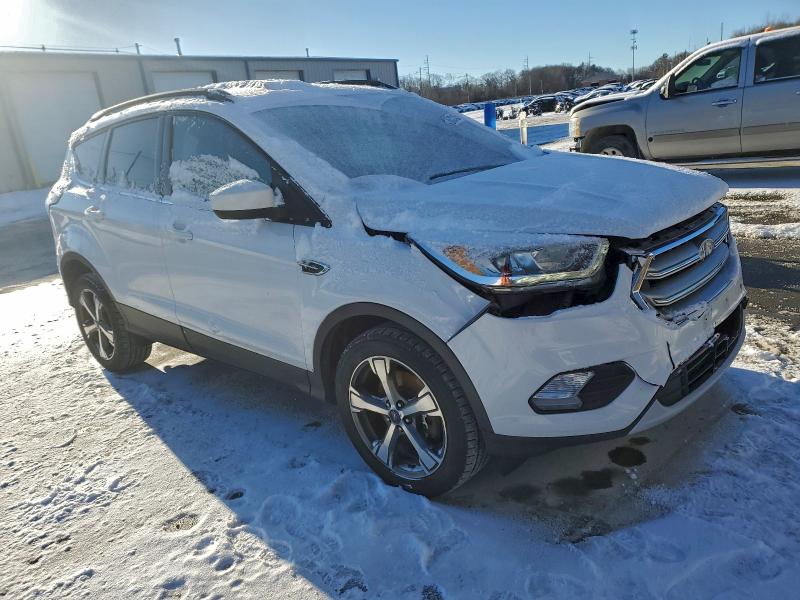 Photo 4 from auction – 2017 FORD ESCAPE SE with VIN 1FMCU9GD3HUB47833