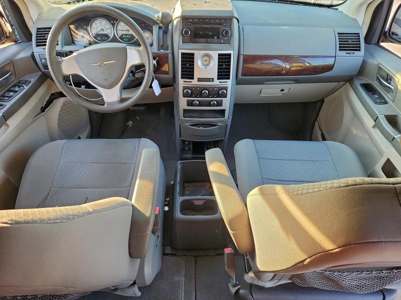 Photo 8 from auction – 2010 CHRYSLER TOWN & COU with VIN 2A4RR2D18AR431277