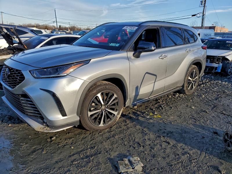 TOYOTA HIGHLANDER 2022 with VIN 5TDLZRAH0NS121465 - Photo from auction