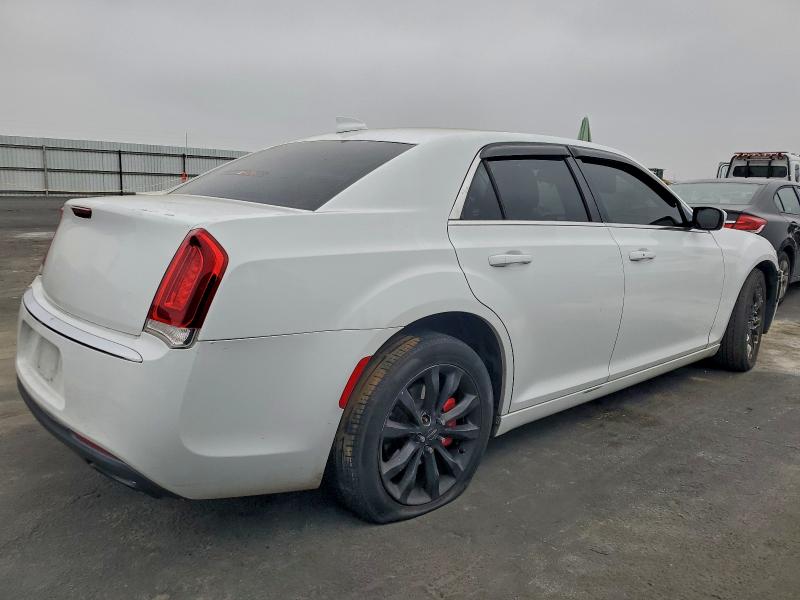 Photo 3 from auction – 2015 CHRYSLER 300 LIMITE with VIN 2C3CCARG9FH757031