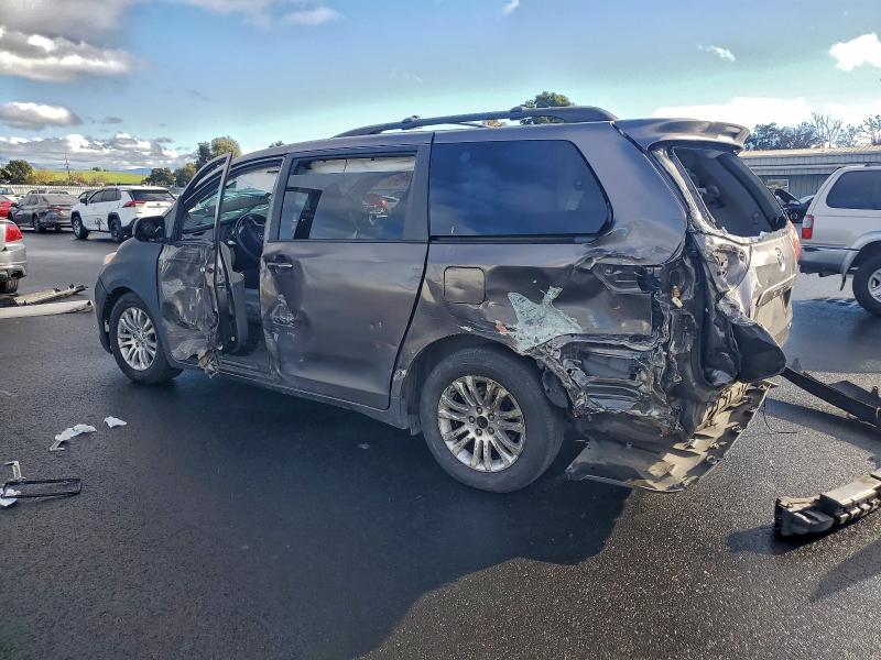 Photo 2 from auction – 2015 TOYOTA SIENNA XLE with VIN 5TDYK3DC6FS538260