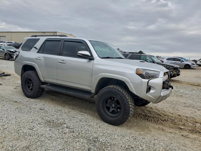 Photo 4 from auction – 2020 TOYOTA 4RUNNER SR with VIN JTEBU5JR8L5764009