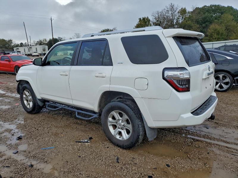 Photo 2 from auction – 2018 TOYOTA 4RUNNER SR with VIN JTEZU5JR7J5185606