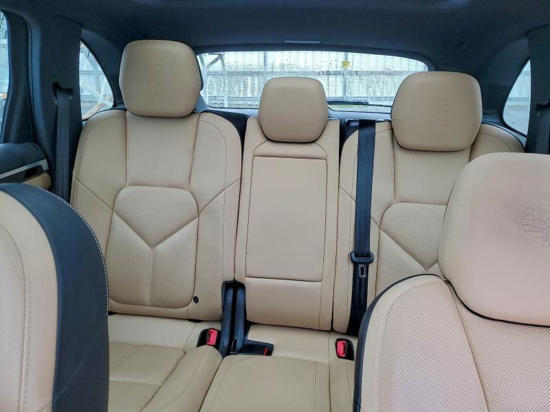 Photo 10 from auction – 2014 PORSCHE CAYENNE with VIN WP1AA2A26ELA90899