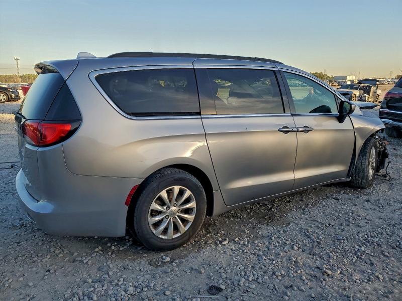 Photo 3 from auction – 2017 CHRYSLER PACIFICA T with VIN 2C4RC1DG7HR508012