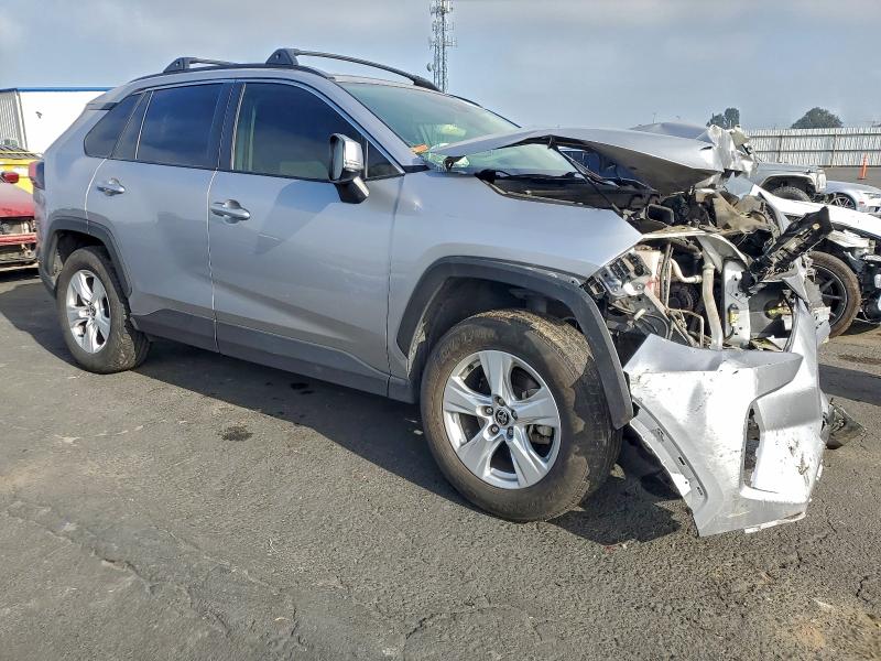 Photo 4 from auction – 2020 TOYOTA RAV4 XLE with VIN JTMP1RFV1LD052298