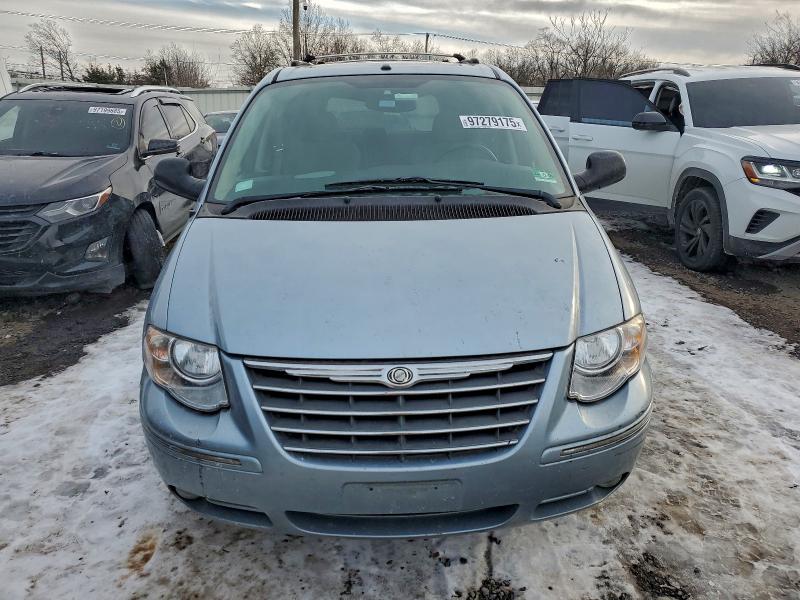 Photo 5 from auction – 2006 CHRYSLER TOWN & COU with VIN 2A4GP64L06R615593