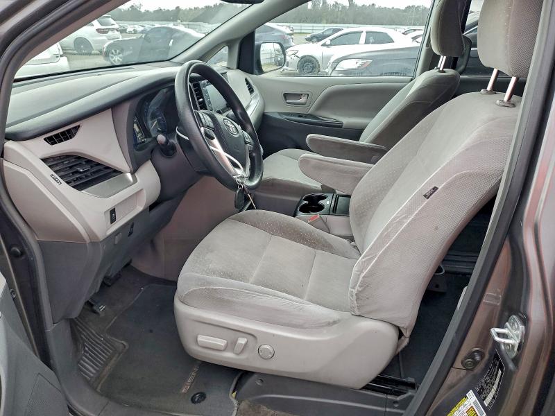 Photo 7 from auction – 2018 TOYOTA SIENNA LE with VIN 5TDKZ3DC2JS922093