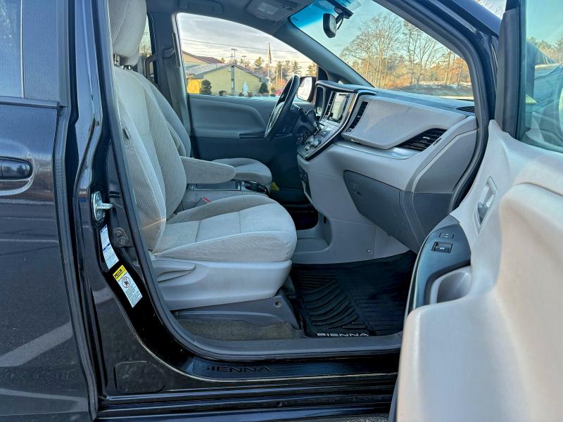 Photo 5 from auction – 2017 TOYOTA SIENNA LE with VIN 5TDJZ3DCXHS187983
