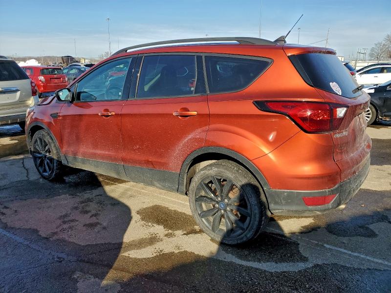 Photo 2 from auction – 2019 FORD ESCAPE SE with VIN 1FMCU9GD7KUB34400