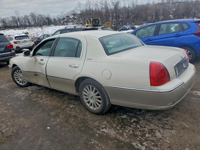 Photo 2 from auction – 2004 LINCOLN TOWN CAR E with VIN 1LNHM81W94Y667810