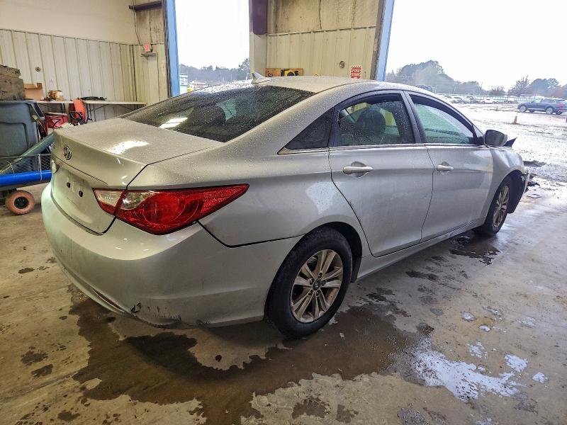 Photo 3 from auction – 2011 HYUNDAI SONATA with VIN 5NPEB4AC0BH202083