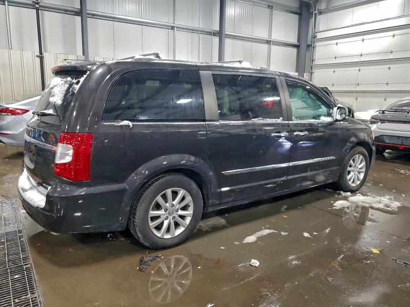 Photo 3 from auction – 2014 CHRYSLER TOWN & COU with VIN 2C4RC1GG1ER277261