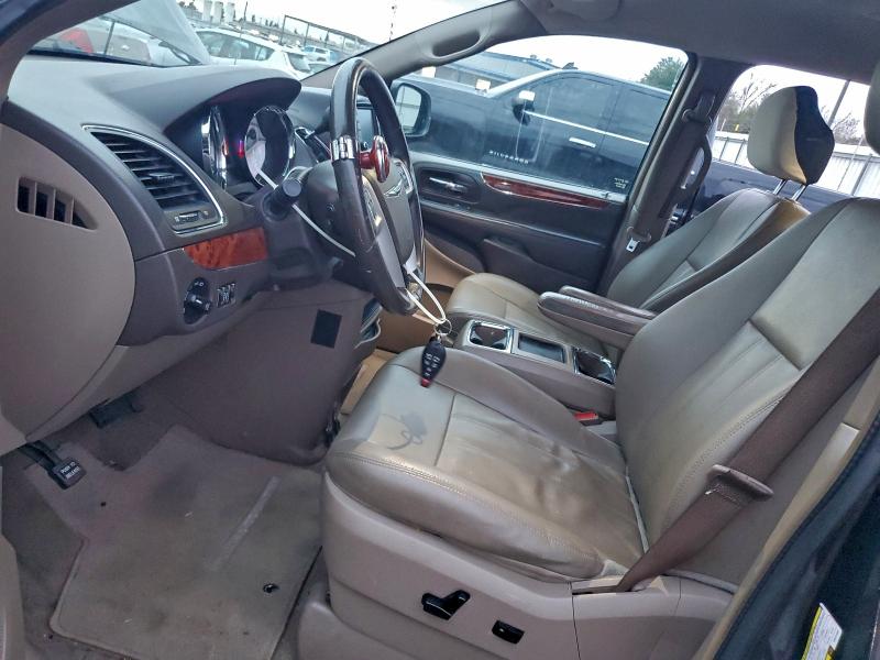 Photo 7 from auction – 2016 CHRYSLER TOWN & COU with VIN 2C4RC1BG9GR231946