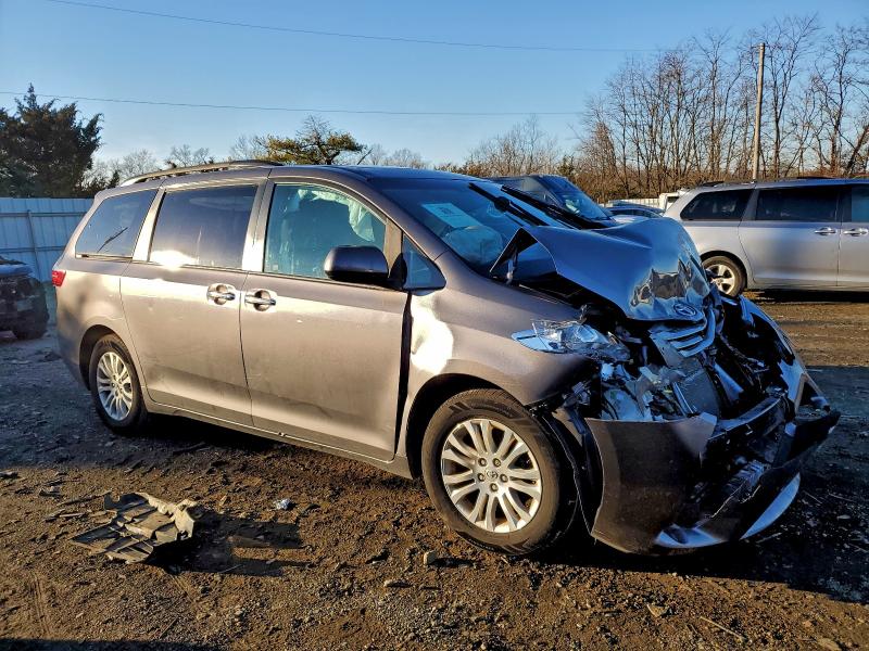 Photo 4 from auction – 2017 TOYOTA SIENNA XLE with VIN 5TDYZ3DC2HS887866