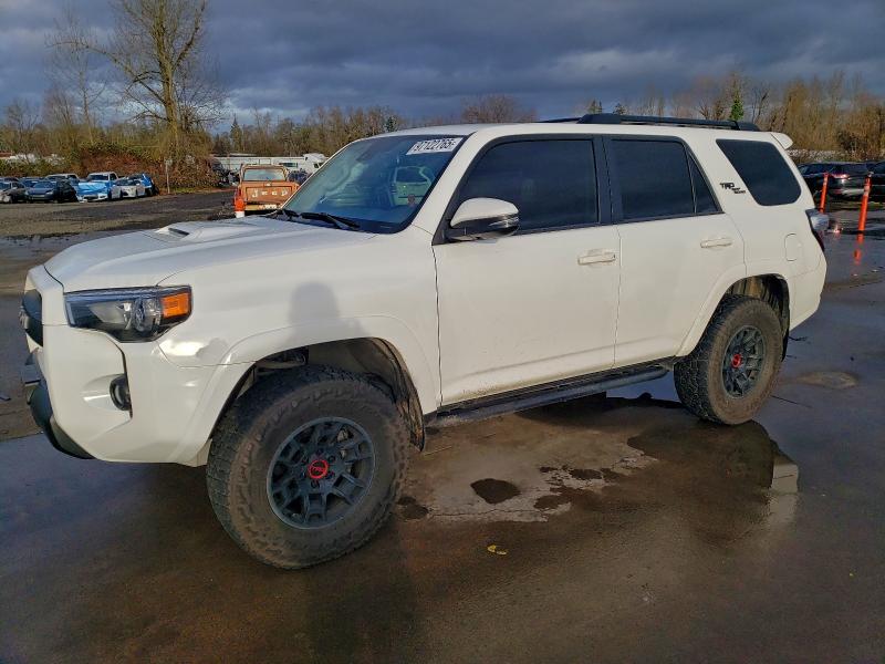 TOYOTA 4RUNNER SR 2022 with VIN JTERU5JR0N6068269 - Photo from auction